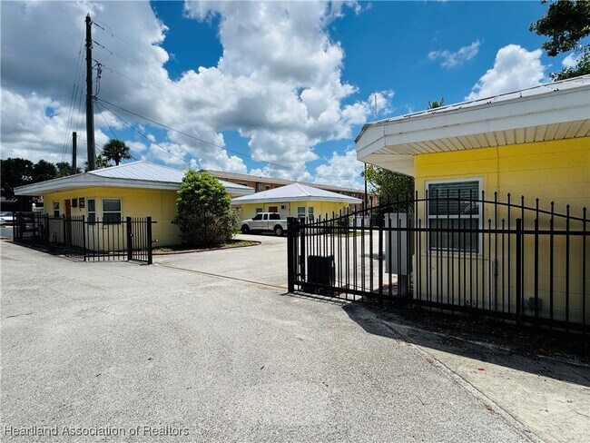 Building Photo - 2121 Lakeview Dr
