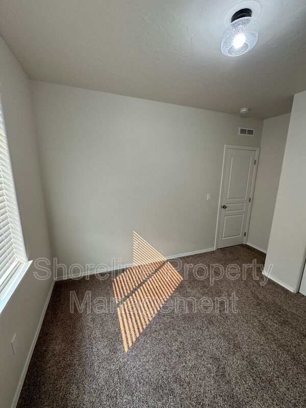 Building Photo - 511 Diamond Lake St
