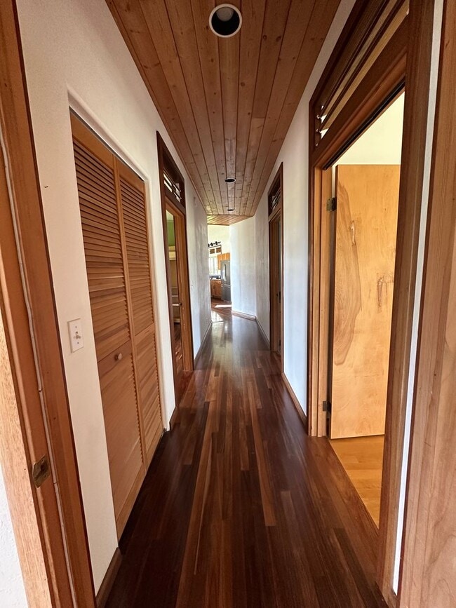 Building Photo - 4 Bedroom/ 2.5 Bath