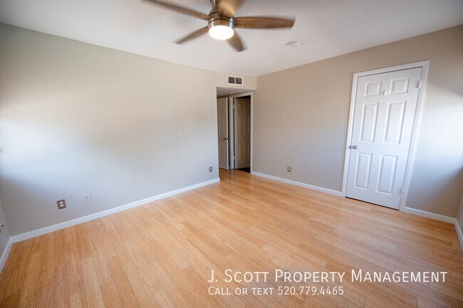 Building Photo - 1184 E Diamond Dr
