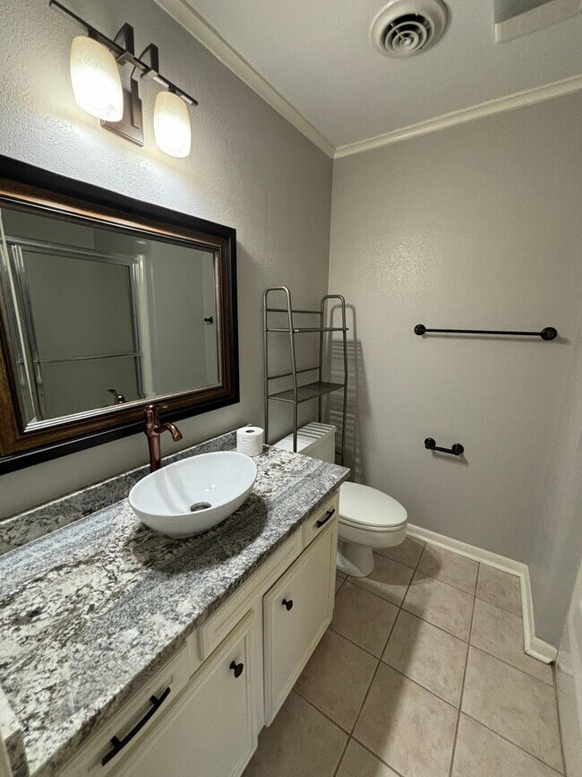 Building Photo - Lake View with Easy Access to I220