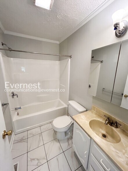 Building Photo - 212 New Shackle Island Rd