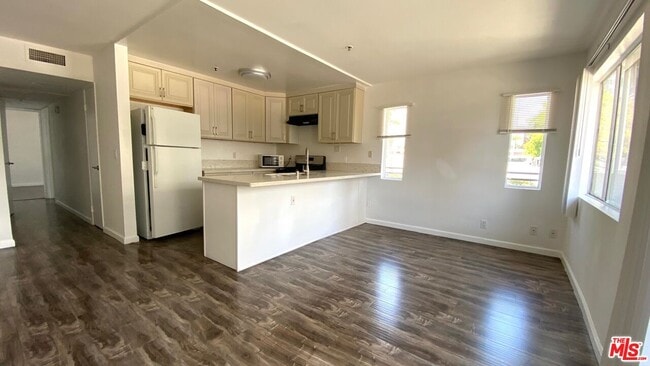 Building Photo - 701 S Kingsley Dr