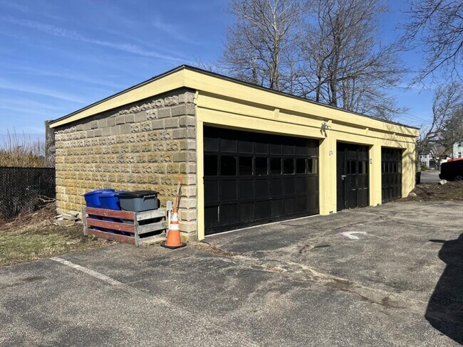 Building Photo - 8 Pleasant St