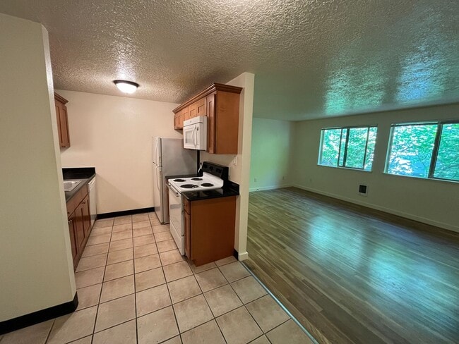 Building Photo - Hardwoods, granite countertops, parking, c...