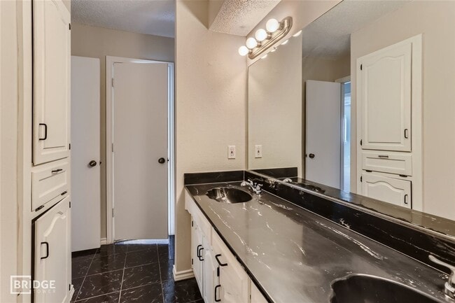 Building Photo - 303 Trailridge Dr