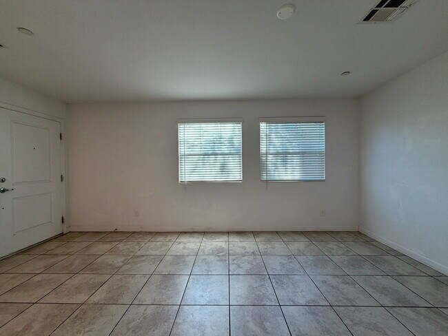 Building Photo - 3 BED 2.5 BATH 2 CAR GARAGE TOWNHOUSE IN CADENCE HENDERSON WITH LOFT