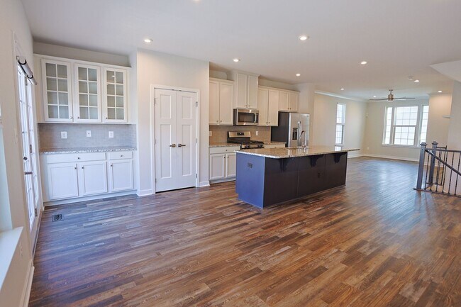 Building Photo - Welcome home to this move-in ready end uni...