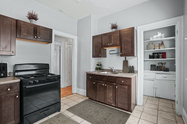 Building Photo - Maryland Upper Flat - Walk to Campus