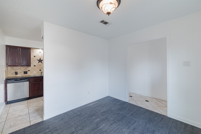 Building Photo - 1615 Junker St