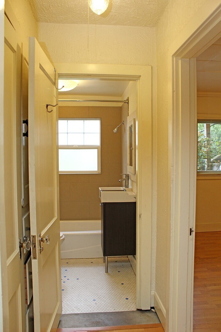 Building Photo - 3087 SE Ankeny St