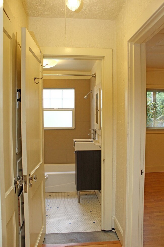 Building Photo - 3087 SE Ankeny St