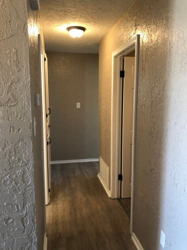 Building Photo - 5510 NW Cottonwood Dr