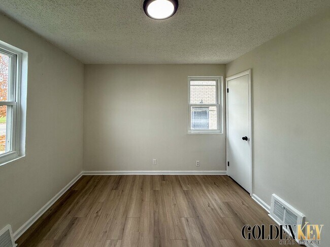 Building Photo - 3 Bed 1 Bath Lincoln Park Home