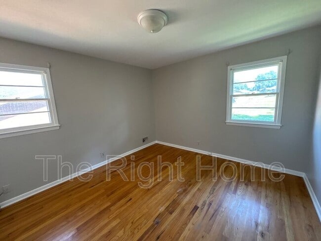 Building Photo - 4460 Shady Ln Cir