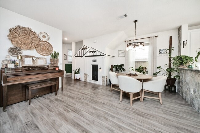 Building Photo - 25928 Chicory Dr