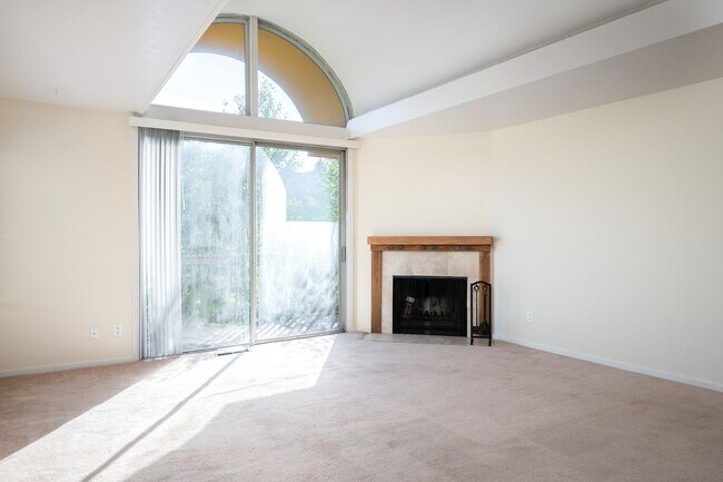 Building Photo - CONDO W/ A VIEW!!! CLOSE TO OHSU,PSU and M...