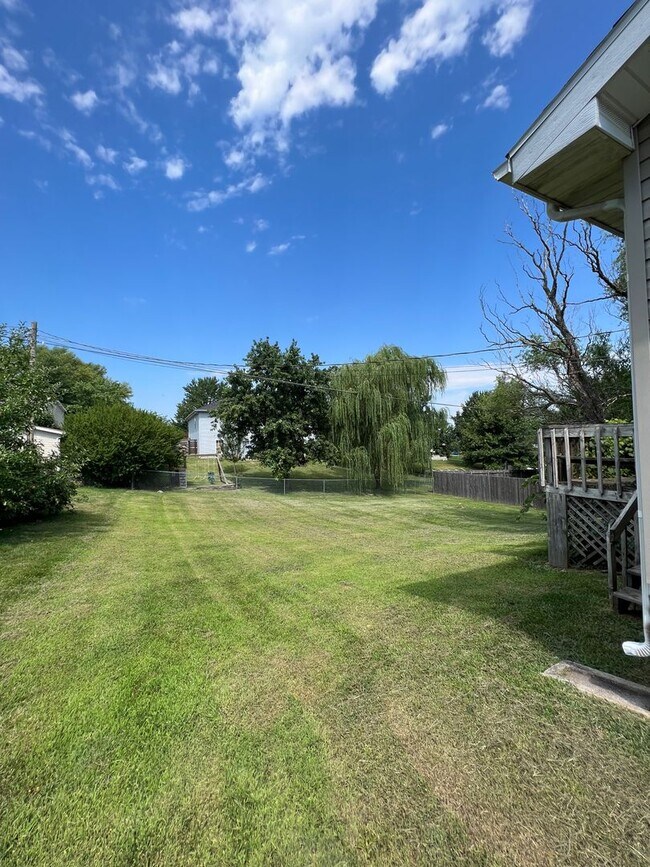 Building Photo - 3 bedroom 2 bath home with bonus room in O...
