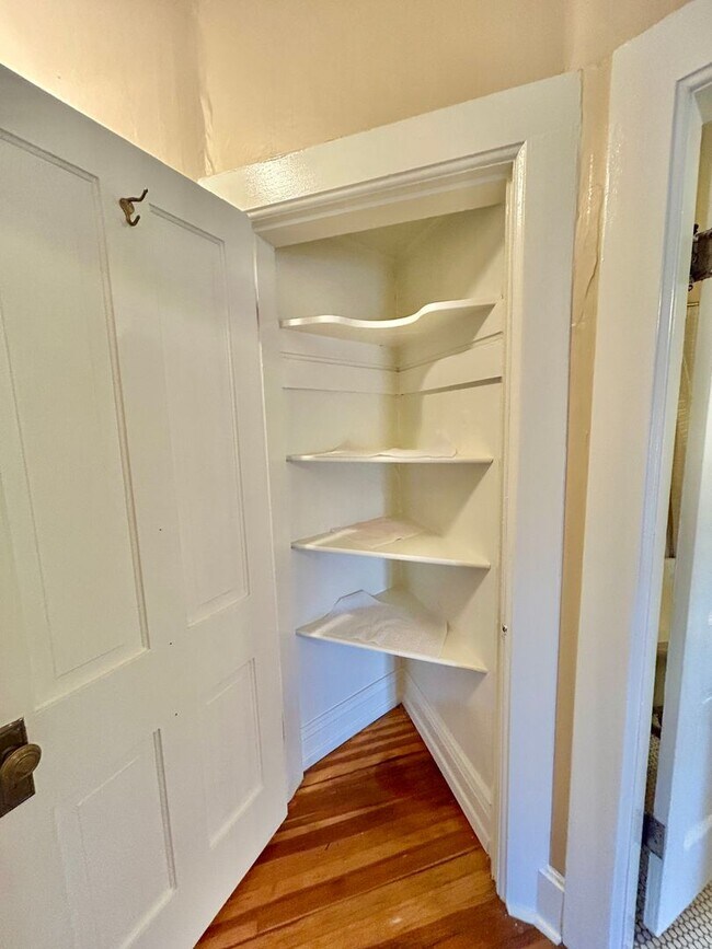 Building Photo - Charming Historic Condo in the Heart of Up...