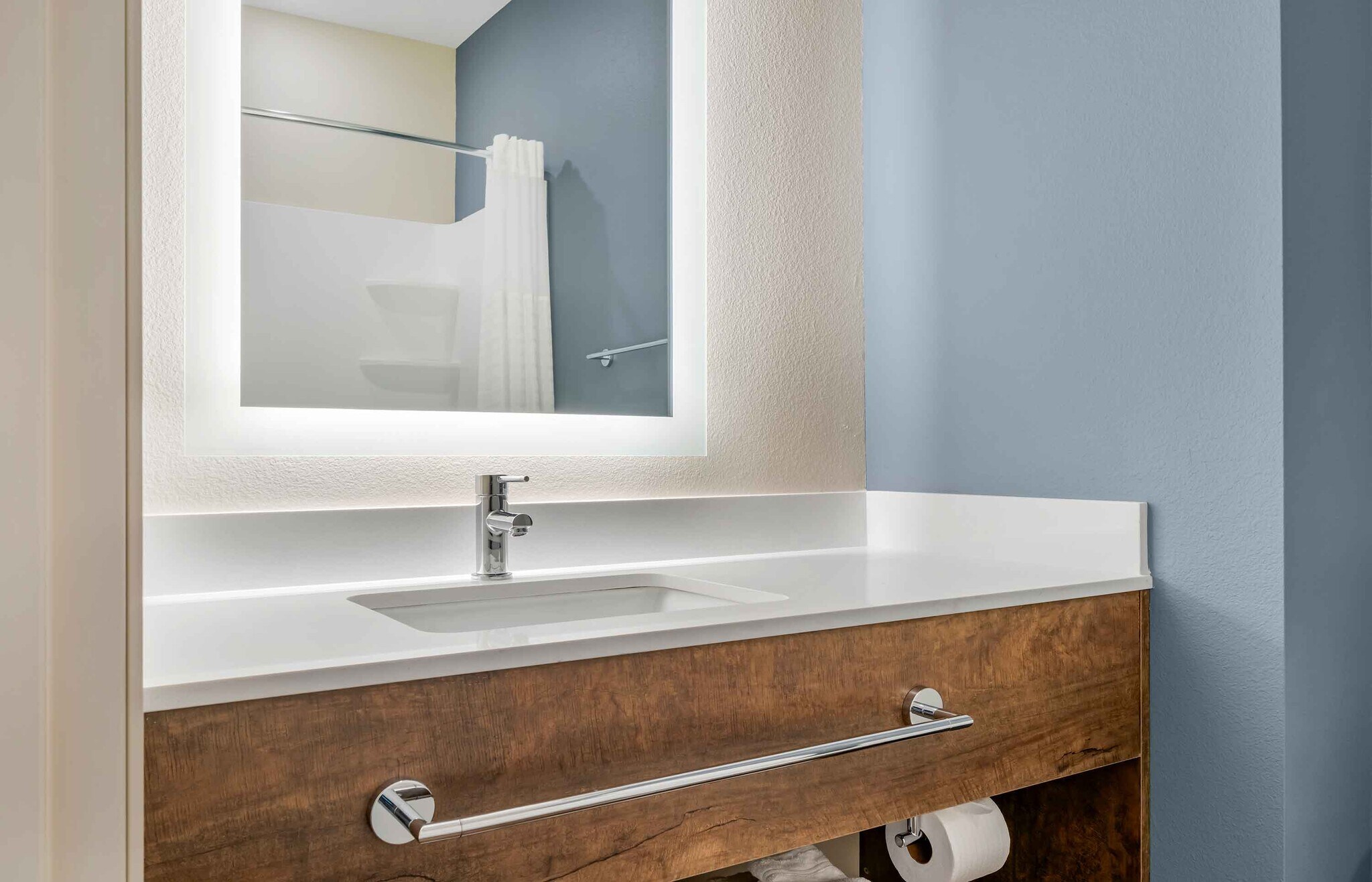 Building Photo - Furnished Studio-Phoenix - Chandler - Airport