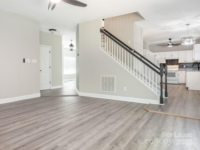 Building Photo - 6211 Rosebriar Ln