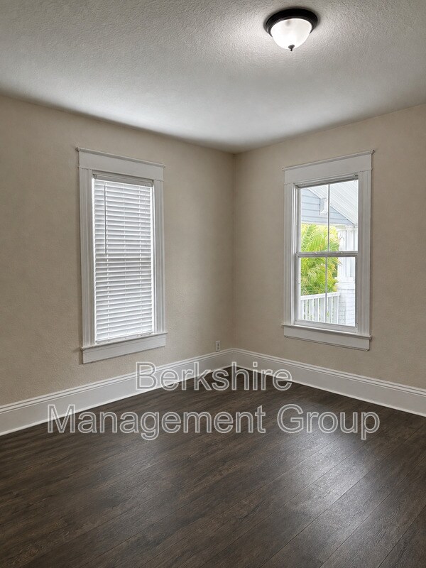 Building Photo - 118 S Lake Ave