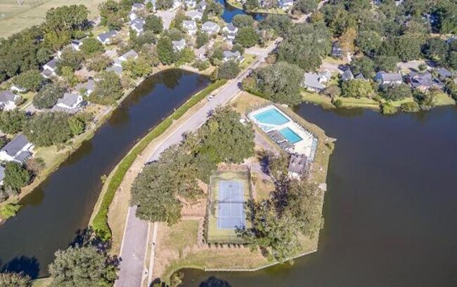Building Photo - Three Bedroom Home in Bayview Farms - Jame...
