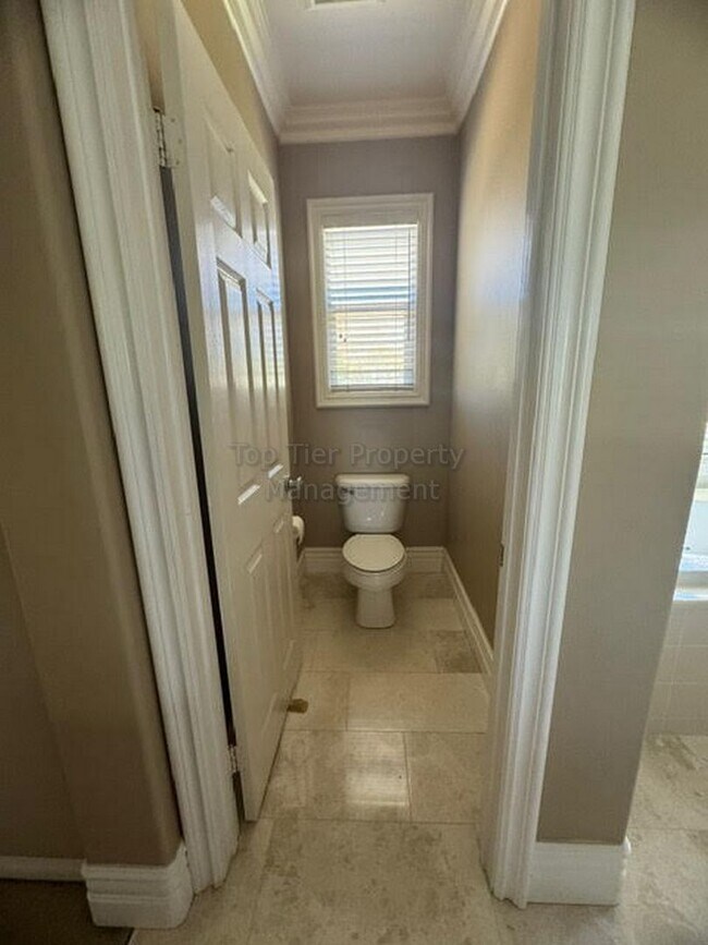 Building Photo - Spacious (5+bed/3bath) Home with Huge Back...