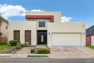Building Photo - 701 Sycamore Ave