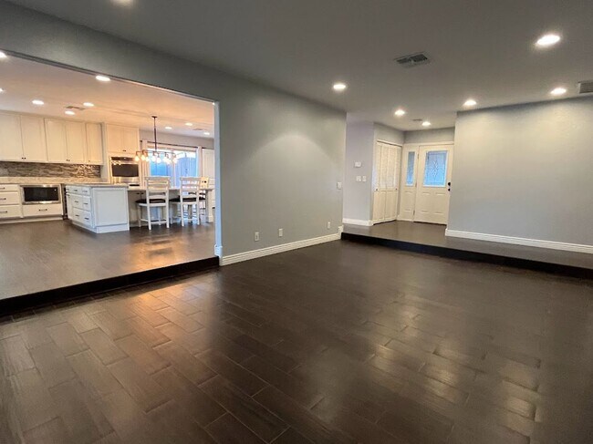 Building Photo - Elegant North Glendale Retreat with Premium Upgrades