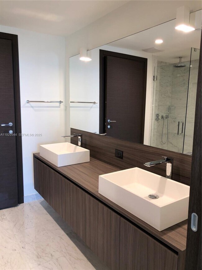 Building Photo - 1000 Brickell Plaza