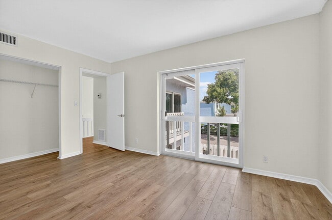 Building Photo - 1010 NE 8th Ave