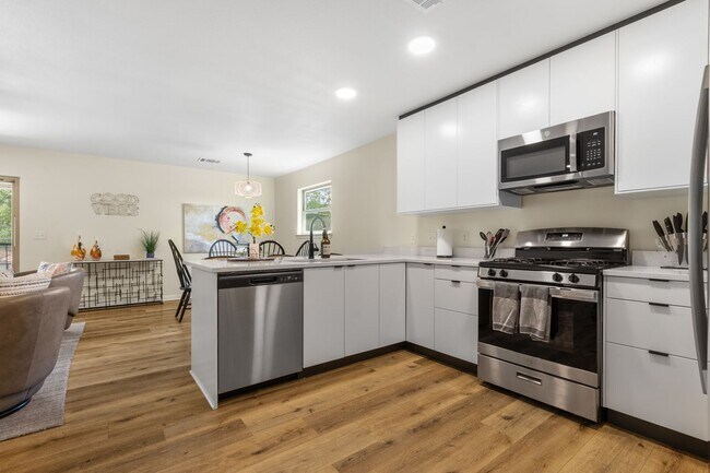 Building Photo - FULLY FURNISHED 3/3 Townhome in Bobcat Vil...