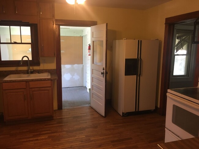 Building Photo - $795 - 2 bed 1 bath - Single Family Home