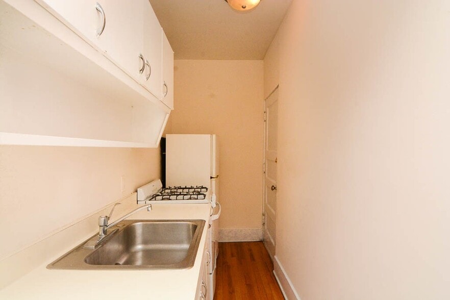 Building Photo - 938 W Cornelia Ave