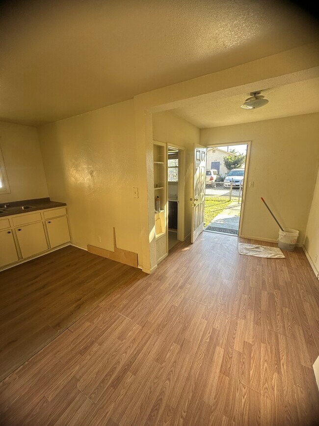 Building Photo - 5127 Clara St