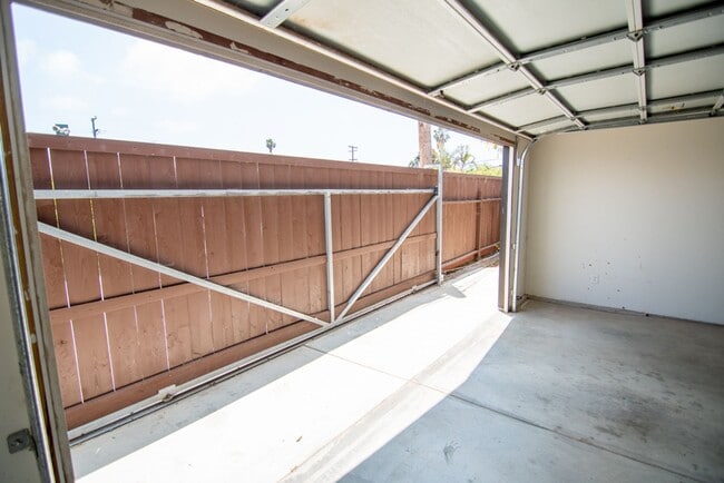 Building Photo - Large 3bd/2ba Detached House with Garage and AC!
