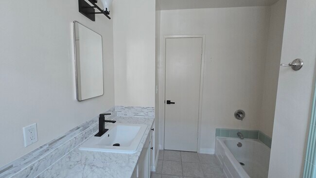 Building Photo - 526 S St Andrews Pl