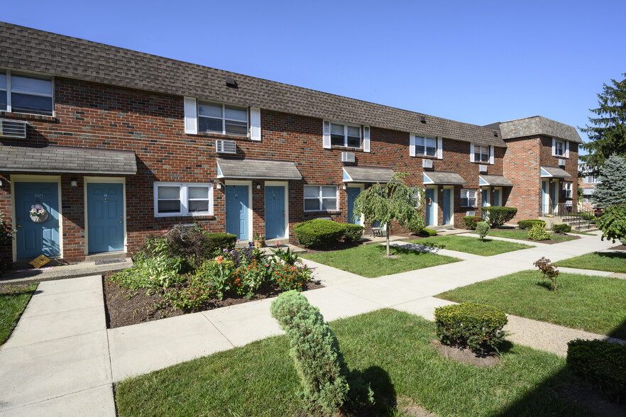 Primary Photo - Bishop-Stratford Court Apartments