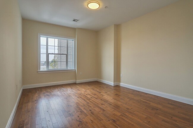 Building Photo - 4401 BERGENLINE Ave