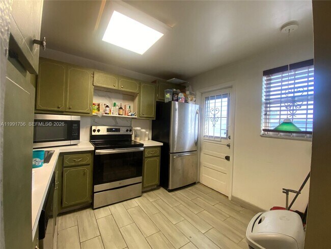 Building Photo - 443 NE 195th St