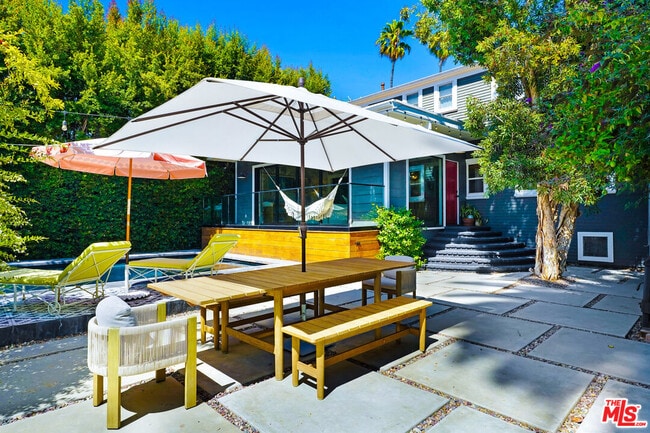 Building Photo - 2049 N Berendo St