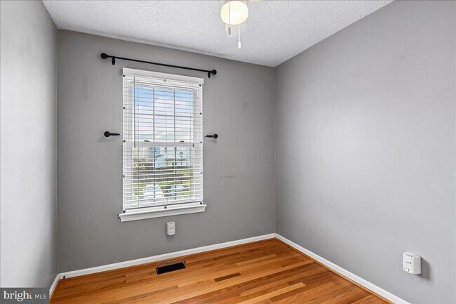 Building Photo - 631 Realm Ct W