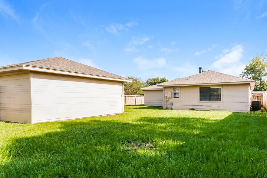 Building Photo - 2215 Hazyknoll Ln