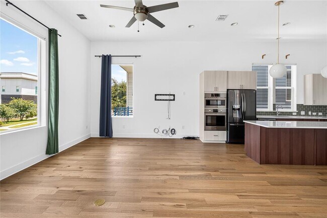 Building Photo - 6105 Florencia Ln