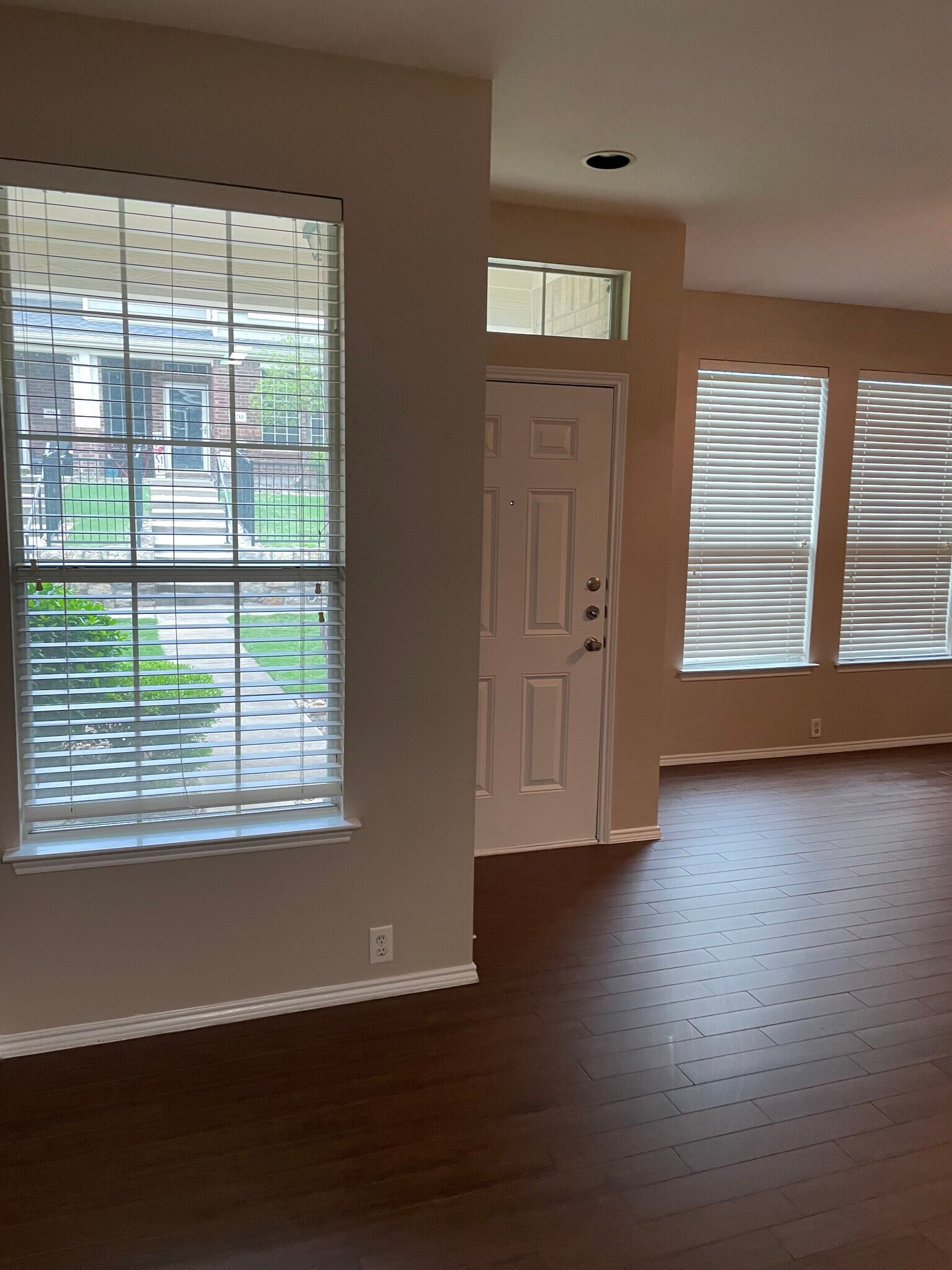 Building Photo - 2220 Stoneleigh Pl