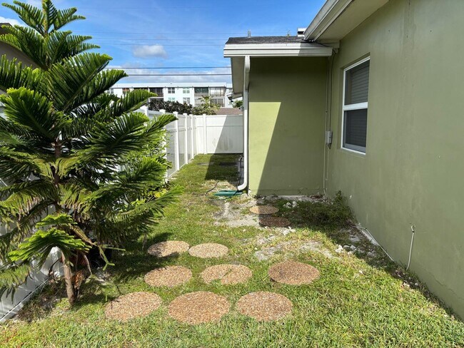 Building Photo - 1700 NW 36th Ct