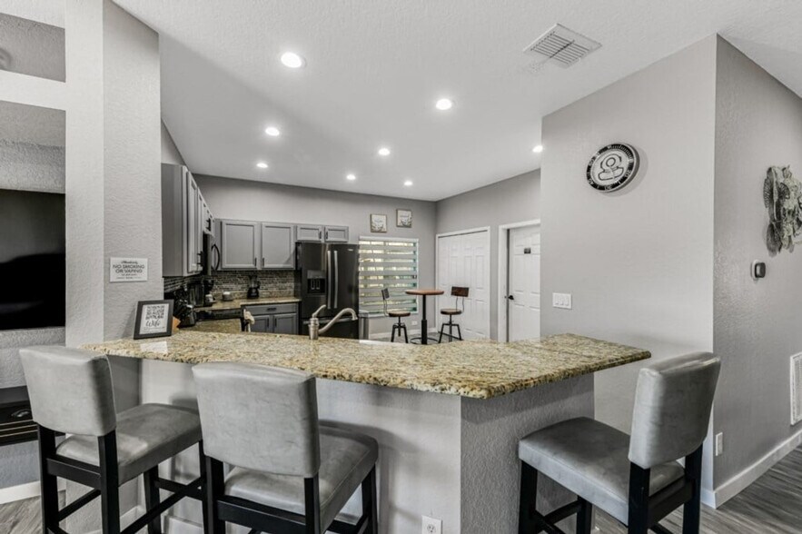 Building Photo - 16716 Lazy Breeze Loop