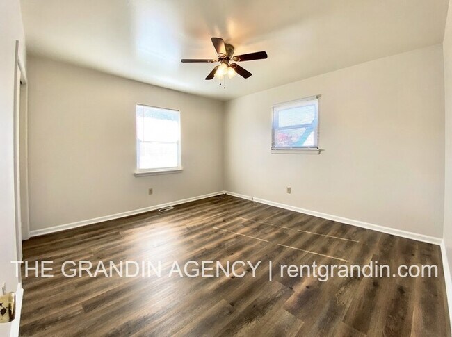 Building Photo - 3123 Round Hill Avenue Northwest