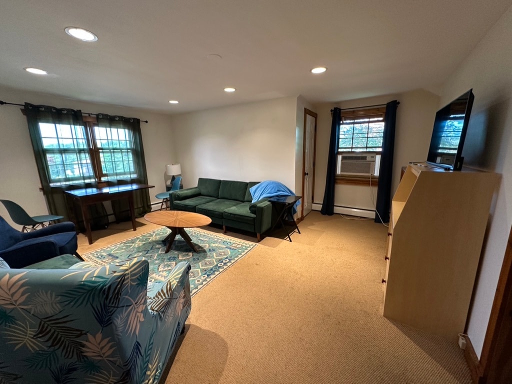 Building Photo - 74 Gainsborg Ave E